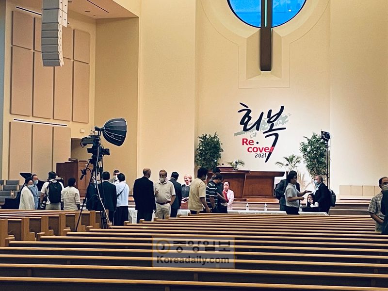 7일 아틀란타 한인교회의 관계자들이 교인총회를 마친 뒤 연회 측 인사들과 조사 결과를 둘러싸고 대화를 이어가고 있다. 권순우 기자