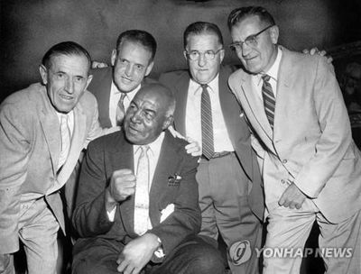 1958년 쿡카운티 판사 재직 당시 대학 풋볼팀 동료들과 함께한 듀크 슬레이터 [AP=연합뉴스]