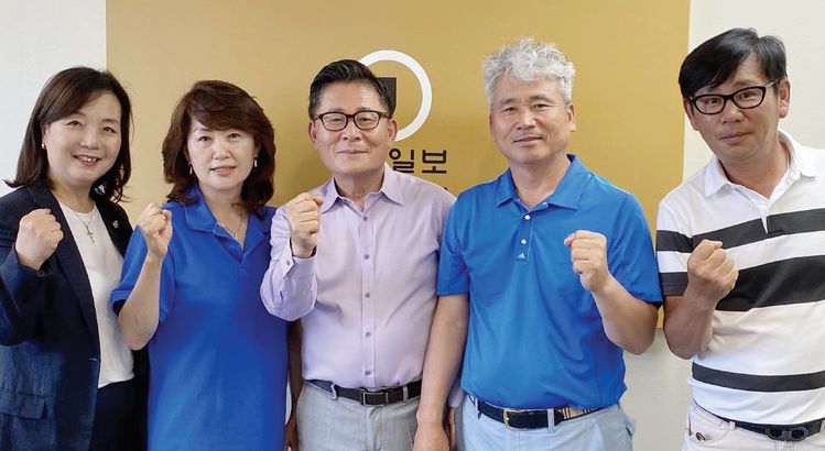 8일 뉴욕중앙일보를 방문한 한국외대 글로벌 CEO(E-MBA) 뉴욕총원우회 비비안 이 기획홍보부회장(왼쪽부터)·김선희 행사부회장.이현탁 회장·이시준 골프대회 준비위원장·리차드 윤 경기위원장이 “외대 총원우회 화이팅”을 외치고 있다.