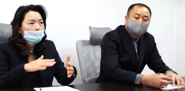 뉴저지한인경제인협회 홍진선 회장(왼쪽)과 ‘월드옥타 뉴저지 폐쇄 및 하용화 퇴진위원회’ 한대영 위원장이 17일 기자회견에서 월드옥타와의 분쟁과 관련한 청와대 청원의 배경을 설명하고 있다.