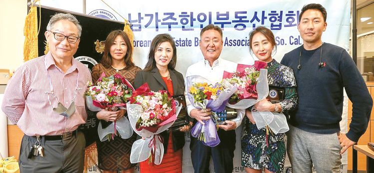 9일 코러스 부동산에서 열린 이취임식에서 스티브 한(왼쪽부터) 16대 회장, JW배일리 사무장, 빅토리아 임 신임 이사장, 마크 홍 이임 이사장, 조엘 김 신임 회장, 조너선 박 신임 OC 부회장이 단체 사진을 찍고 있다. [남가주한인부동산협회 제공]
