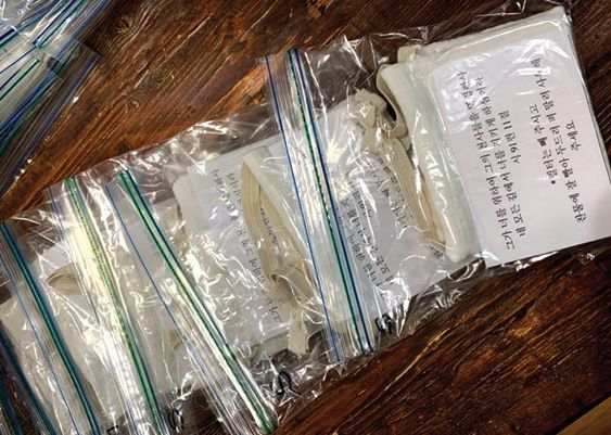 필그림선교교회가 코로나19 예방용 마스크를 제작, 성경구절과 함께 봉지에 넣어 필요한 이들에게 전달할 예정이다. [사진 필그림선교교회]