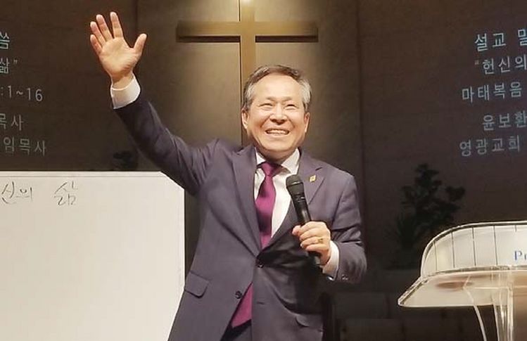 성령화대성회에 초청강사로 온 한국 영광교회 윤보환 목사가 설교하고 있다.