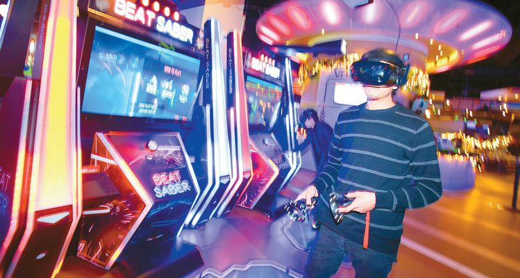 지난 22일 LA다운타운 리틀도쿄의 갤러리아 3층 X레인스 볼링장에 오픈한 VR스퀘어에서 한 이용자가 인기 리듬게임 비트세이버를 즐기고 있다. 김상진 기자
