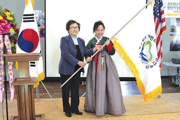 포트워스 여성회 조이스 황 전임 회장(왼쪽)이 박기남 신임 회장에게 회기를 이양했다. 