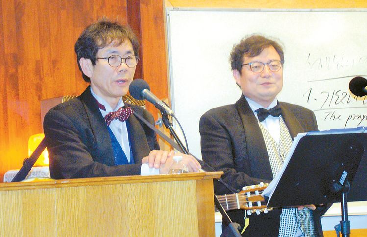 듀오 메타노이아 멤버인 김정식(왼쪽)씨와 송봉섭 테너.