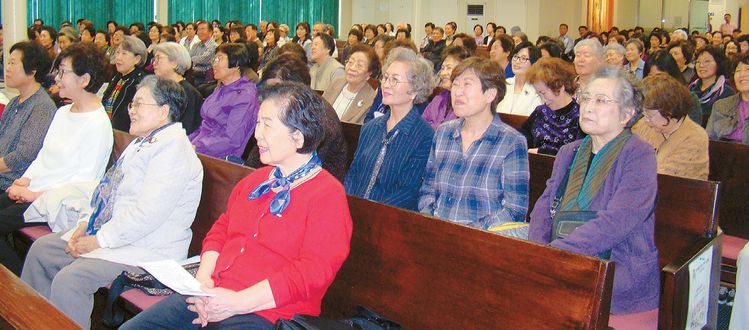 지난달 30일 설립 30주년을 맞아 준비한 성바실한인성당 사순음악피정에 한인 신자들이 참석해 듀오 메타노이아의 생활성가를 듣고 있다.