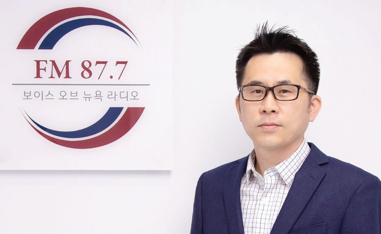 한인 동포사회의 목소리를 전하는 멀티미디어 그룹 ‘보이스오브뉴욕 라디오코리아’ 출범을 실무 지휘한 임오혁 본부장은 TV와 라디오, 유튜브 등으로 범위를 넓혀 새로운 시대에 부응하는 해외 한국방송으로 성장시켜 나가겠다는 계획을 밝혔다. [사진 보이스오브뉴욕 라디오코리아]