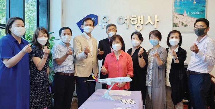유 여행사 확장·이전을 기념해서 유은섭 유 여행사 사장(가운데), 문유상 아시아나항공 뉴욕지점장(왼쪽 네 번째), 크리스 변 아시아나항공대리점협회장(왼쪽 5번째)과 대리점협회 사장단이 자리를 함께했다. [사진 유 여행사]