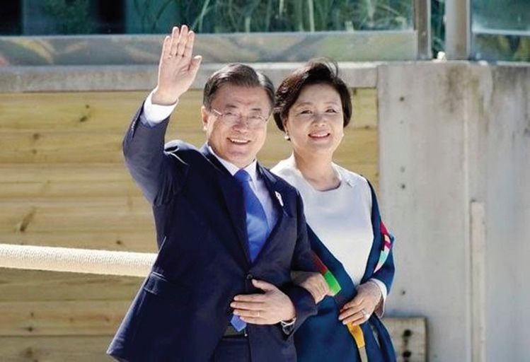 G7 정상회의 환영식에서 색동 무늬 패션을 연출한 김정숙 여사. [연합뉴스]