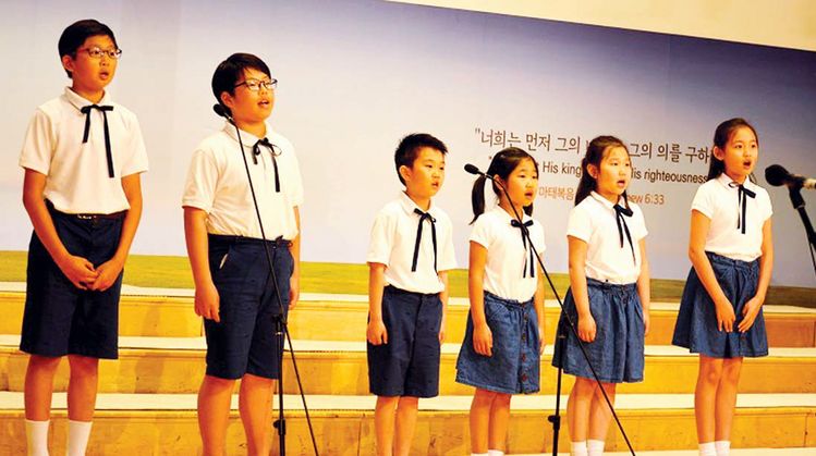 지난해 뉴저지한인교회협의회 주최, 어린이 찬양제에 출전한 한 교회 대표팀이 합창하고 있다. [사진 뉴저지한인교회협의회]