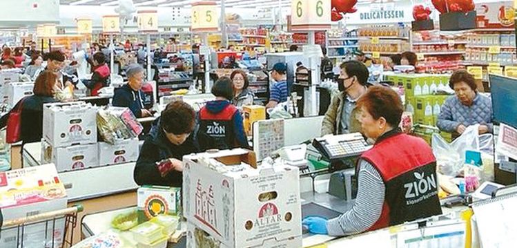 원자재와 인건비, 물류비 등이 동반 상승하면서 모든 제품의 가격도 오름세다. 장바구니도 점점 가벼워지고 있다. 박낙희 기자