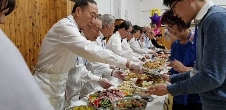 하크네시야 교회가 최근 마련한 '새 가정반' 환영 만찬. 이 교회 담임목사를 비롯한 장로 등 중직자들이 새 교우들에게 음식을 나눠주며 대접하고 있다.