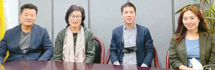 평통 관계자들이 통일 골든벨 퀴즈대회 진행 방식을 설명하고 있다. 왼쪽부터 김재석 기획 간사, 신영숙 교육 부회장, 케빈 김 청년분과위원장, 김민아 서기 간사.