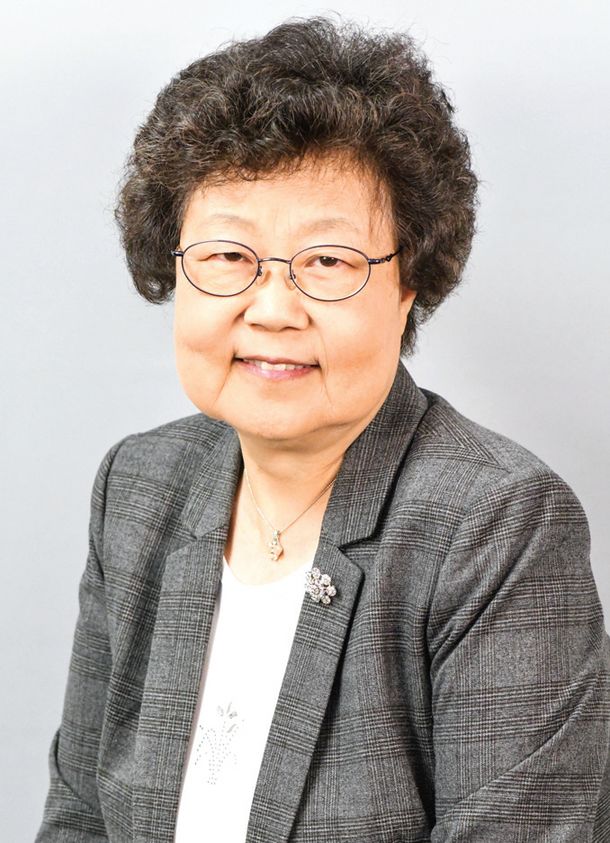 메디케어를 알기 쉽게 설명해주고 최적의 플랜을 추천해 주는 김신옥 건강보험 전문가.