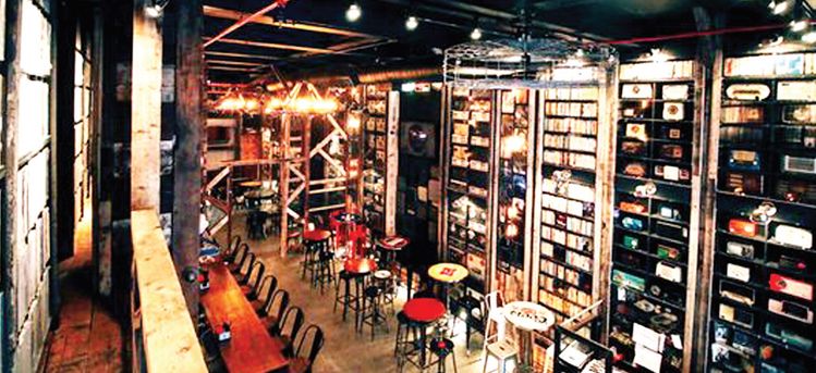 K타운 33스트리트에서 엠파이어 스테이트 빌딩을 마주보고 있는 턴테이블 치킨 재즈 내부. 수만 장의 음반과 오디오 기기로 벽을 장식했다. [사진 턴테이블]