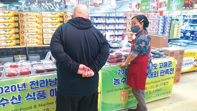 고흥군 특산물전을 찾은 소비자가 20% 할인된 가격에 제품을 구매하고 있다. [전라남도 LA 통상사무소 제공]