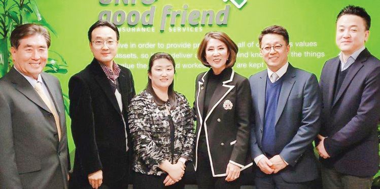 유니앤굿프렌드의 제임스 정, 써니 권(오른쪽 2번째와 3번째) 공동 대표와 골든벨스 종합보험의 권석대(맨 왼쪽) 대표 등이 인수합병을 결정한 후 기념촬영을 했다. [유니앤굿프랜드 제공]