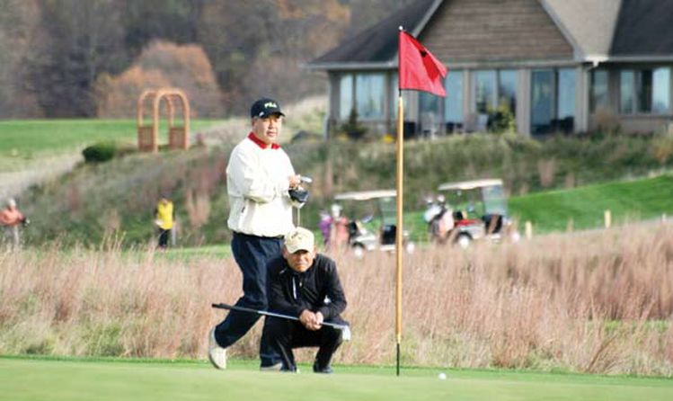 크리스탈 스프링스 골프 리조트가 코리안 오픈 골프대회를 오는 23일 제5회째 실시한다. 사진은 지난 대회에서 참가 선수들이 퍼팅을 하는 모습. [크리스탈 스프링스 골프 리조트]