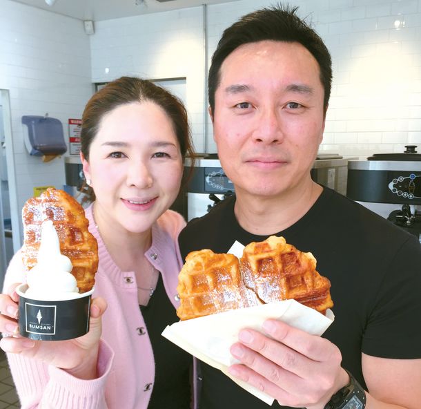 범산의 토니 이(오른쪽) 대표와 SM엔터테인먼트 USA의 이진규 대표가 각각 크로플 오리지널과 소울메이트를 소개하고 있다,