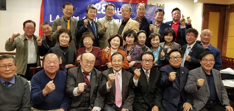 지난 25일 동부한인회 창립기념식을 마친 단체장 및 초청자들이 동부한인회를 위해 '파이팅'을 외치고 있다. 앞줄 가운데가 은석찬 회장.