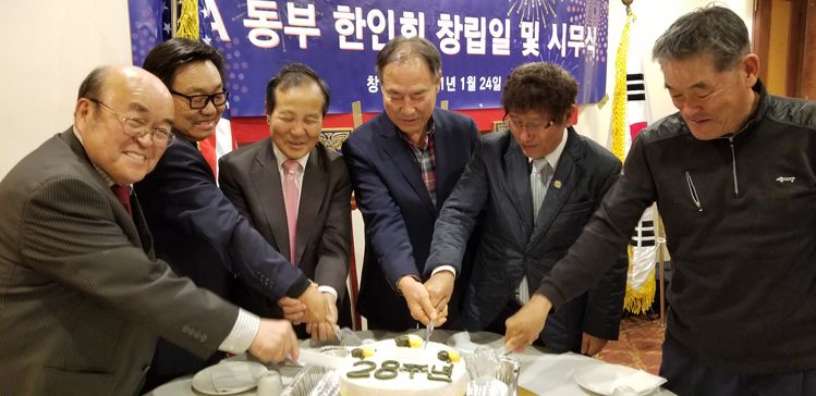 지난 25일 열린 시무식에 참석한 전·현직 한인회장들이 축하 케이크를 자르고 있다. 왼쪽부터 2대 이종문 전 회장, 박재현 이사장, 은석찬 회장, 10·11대 조시영 전 회장, 12대 이동섭 전 회장, 13대 이효환 전 회장.