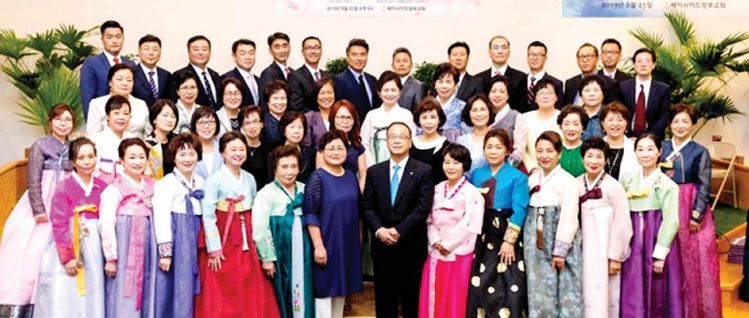 지난 25일 임직한 베이사이드장로교회(담임목사 이종식)의 새 안수집사 15명과 권사 34명이 취임식이 끝난 후 함께 모여 포즈를 취했다. [사진 베이사이드장로교회]