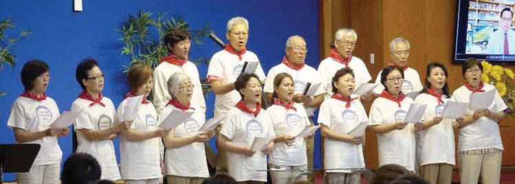 지난 26일 선한목자교회(담임목사 박준열)에서 열린 제 29기 뉴욕실버선교학교 개강식에 참석한 실버선교사들이 유니폼을 입고 한목소리로 찬양하고 있다. [사진 뉴욕실버선교학교]