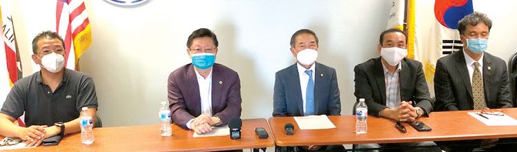 왼쪽부터 김병철 섬유협회장, 강일한 LA한인상공회의 회장, 최영석 옥타LA 회장, 리처드 조 의류협회장, 하경철 LA한인상공회의 부회장. 