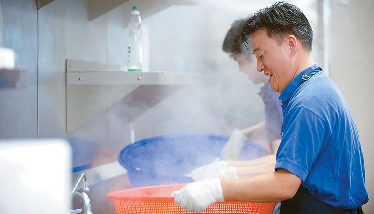 각 한인교회들은 새해를 맞아 속속 신년 표어를 발표중이다. 올해 교회들이 정한 표어의 특징을 보면 공동체성을 단단히 다져 개인의 신앙을 공고하게 하겠다는 내용들이 많았다. 한 교인이 교회에서 주방 봉사를 하고 있는 모습. <사진은 특정기사와 관련이 없습니다> [중앙 포토]