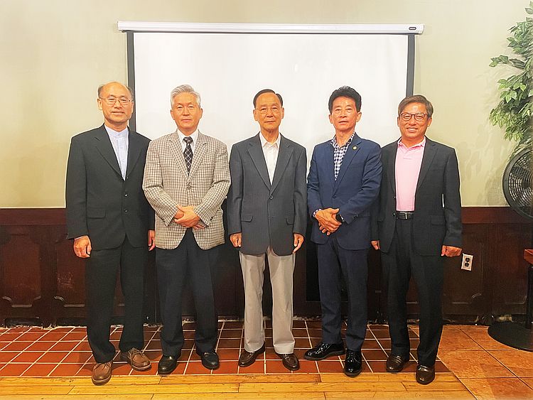 지난 22일 오후 둘루스에서 미주한인기독교총연합회 남부 지역 관계자들이 한자리에 섰다. 왼쪽부터 남궁전, 장석민, 최낙신, 박광수, 이제선 목사.