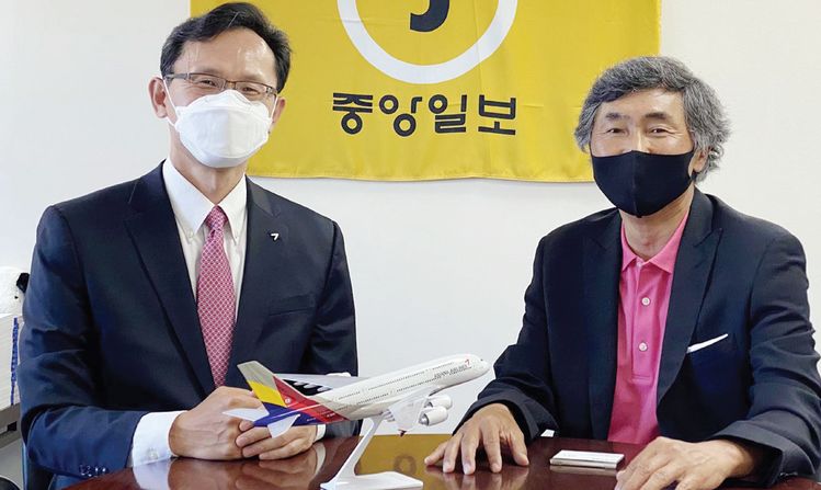 문유상 아시아나항공 뉴욕지점장(왼쪽)과 크리스 변 아시아나항공대리점협회장이 26일 뉴욕중앙일보를 방문해서 여름시즌 뉴욕-인천 간 탑승객에게 제공하는 다양한 혜택에 대해 설명하고 있다.