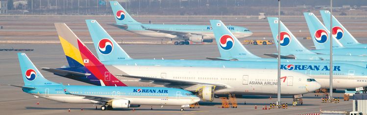 국적 항공사 대한항공이 아시아나항공을 인수하기로 하면서 미주 한인사회가 통합 국적 항공사 탄생이 미칠 영향에 대해 촉각을 세우고 있다. [연합]