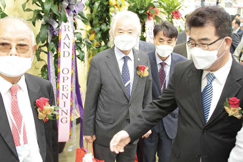 갤러리아 마트 이명호 대표(오른쪽 끝)가 주요인사들에게 마트를 안내하는 모습