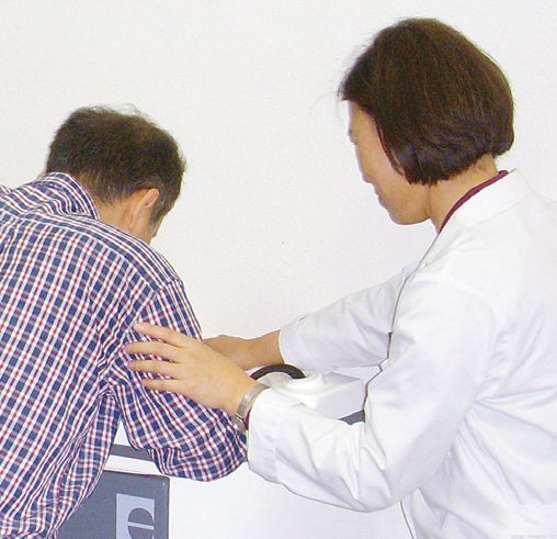 환자를 치료하는 조성옥 원장.
