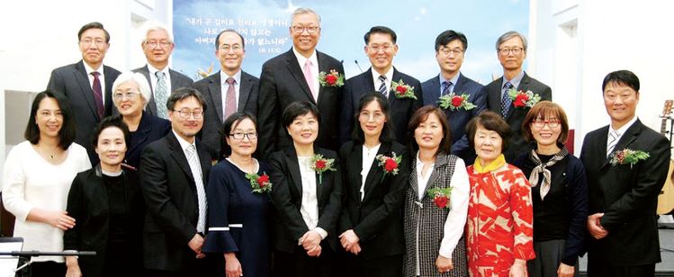 올리브 장로교회 27주년 기념과 임직 식을 마치고 갱신형 목사(뒷줄 가운데)와 참석 인사들이 기념 촬영을 하고 있다.