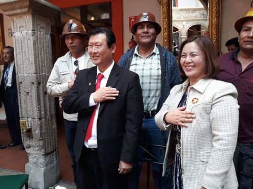 광산을 찾아 선거 캠페인을 벌이는 정치현 후보 부부.