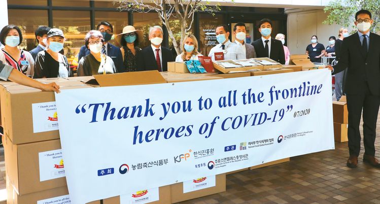 13일 한국농림축산식품부와 한식진흥원이 주최하고 미서부한식세계화협회와 LA한국문화원이 주관해 LA 굿사마리탄 병원에 한식 도시락을 전달했다. 이영미 회장(사진 왼쪽 세번째)과 LA 박경재 총영사(가운데)가 병원 관계자와 기념 촬영을 하고 있다. [김상진 기자]