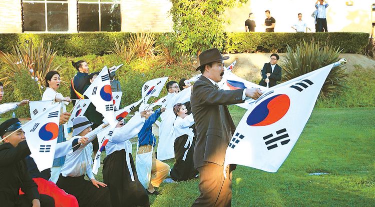 지난 27일 글렌데일 평화의 소녀상 앞에서 진행됐던 뮤지컬 '도산' 팀의 플래시몹 이벤트 장면.