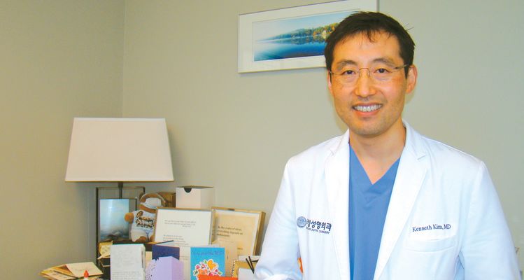 케네스 김 성형외과 전문의는 눈꺼풀이 내려앉아 시야를 가리는 눈꺼풀 쳐짐 분야의 전문의로 가이드라인 작성 연구팀 디렉터로 마지막 작업을 하고 있다.