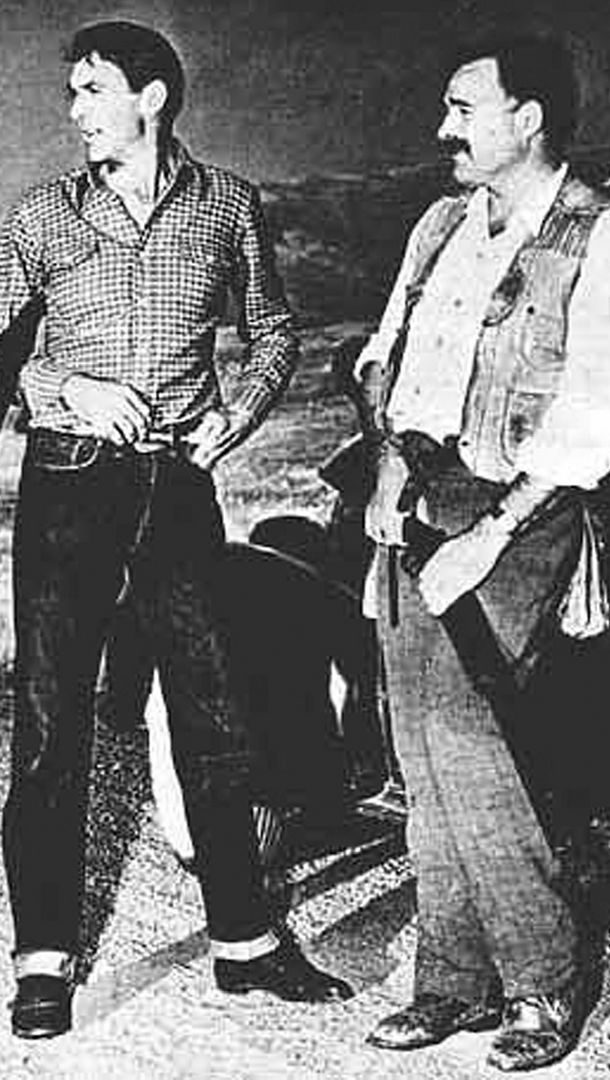 사냥에 나선 젊은 시절의 헤밍웨이와 게리 쿠퍼. 두 사람은 1940년 아이다호 사낭터에서 처음 만났다.