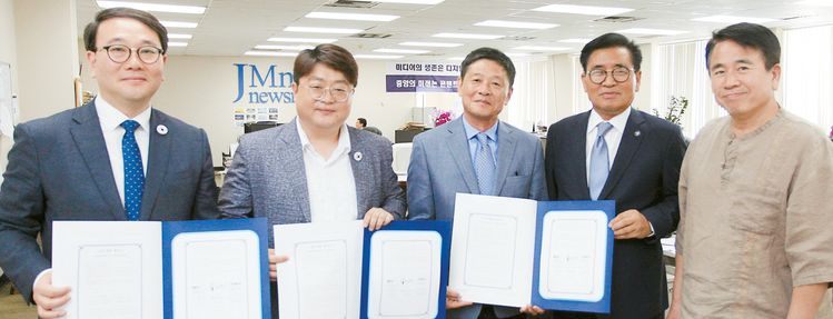 지난 13일 LA중앙일보 편집국을 방문한 OC한인축제재단, 세계지식정보서비스협회, 국제뷰티산업교역협회(IBITA) 관계자들이 오는 10월 아리랑축제와 함께 열릴 OC한·아세안 국제무역박람회를 위해 지난 12일 체결한 상호업무협약문을 들어보이고 있다. 왼쪽부터 박람회 한국조직위원장인 정광철 WIKSA 수석부회장, 한민우 KIKS 원장, 조종권 WIKSA 총회장, 정재준 축제재단 회장, 정철승 축제 총괄집행위원장. 김상진 기자