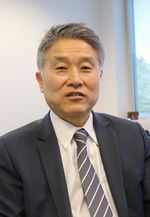 남범진 디렉터가 27일 새 사옥에서 인터뷰하고 있다.