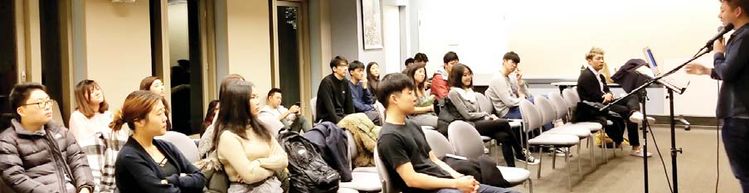 신학대학 입학생들은 다른 일반 대학과는 달리 사명.책임감에 대한 신중한 물음과 점검이 우선돼야 한다는 것이 신학대학 전문가들의 조언이다. 장래 목회자 및 교계 지도자를 꿈꾸고 있는 2세 한인 학생들이 매주 화요일 뉴욕대학(NYU)에 모여 찬양 및 예배를 드리며 신앙 훈련을 하고 있다.