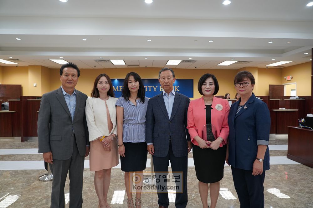 14일 메트로시티은행 도라빌 본점에서 스와니 지점 예금고 1억 달러 돌파 기념 시상식이 열렸다. 왼쪽부터 김화생 행장, 케이티 호 도라빌 본점 지점장, 새라 서 존스크릭 지점장, 백낙영 회장, 정주희 스와니 지점장, 김선미 둘루스 지점장.