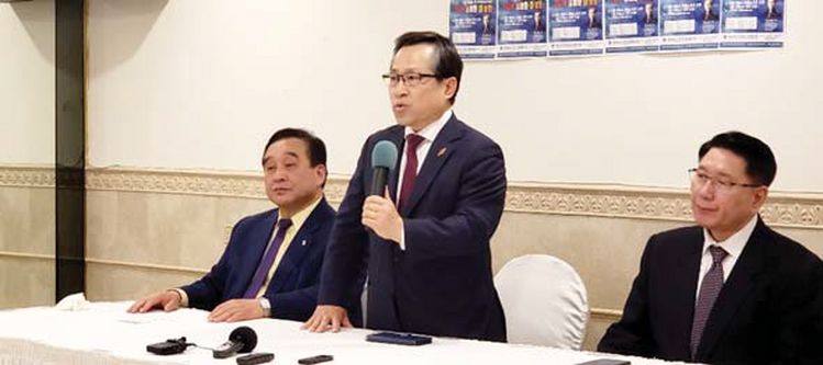 오는 10일 퀸즈의 프라미스교회에서 개최될 '2019성령화대성회'를 앞두고 초청 강사 윤보환 목사(서 있는 이)가 6일 뉴욕을 방문, 기자회견을 열고 있다. [사진 대뉴욕지구한인교회협의회]