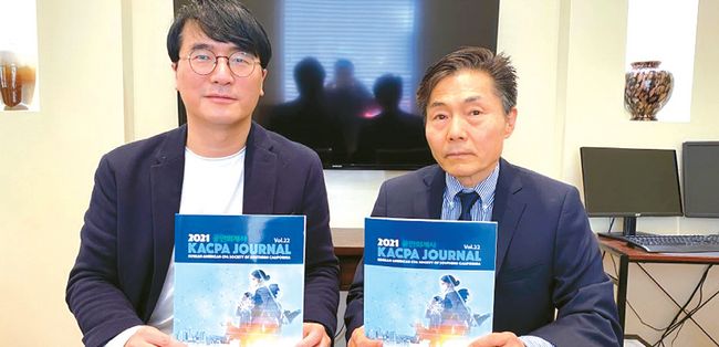 남가주한인공인회계사협회의 저스틴 오 회장(오른쪽)과  피터 손 편집위원장이 저널 내용에 대해 소개하고 있다. [KACPA 제공]