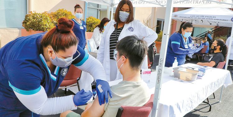 조 바이든 대통령이 코로나바이러스 백신 접종 근로자에게 유급 병가를 준 기업에 세금 공제 혜택을 제공한다고 21일 밝혔다. 할리우드 차병원이 20일 진행한 일반인 무료 접종 행사에서 한 한인이 백신을 맞고 있다. 김상진 기자