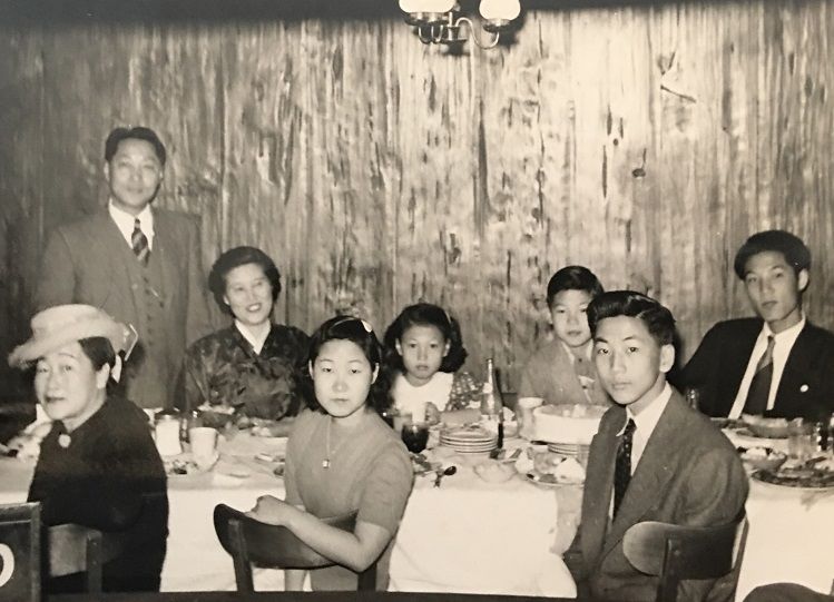 LA총영사관 초대 영사로 부임한 민희식 총영사와 가족들을 초청한 환영 만찬 사진. 앞줄 오른쪽이 민 변호사. [민병수 변호사 제공]