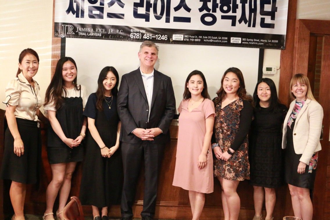 제임스 라이스(왼쪽 4번째) 변호사가 10일 둘루스에서 한인 장학생들과 함께 섰다.
